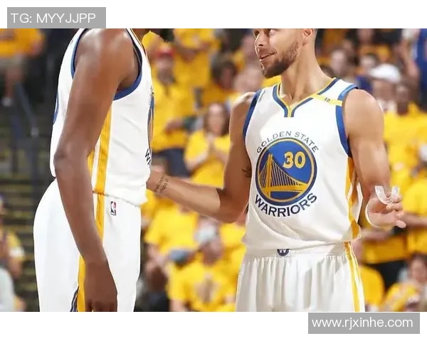 库里追逐的足球明星究竟是谁引发球迷热议