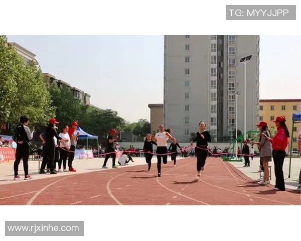 健身房里的足球明星纹身艺术探索与运动激情的完美结合